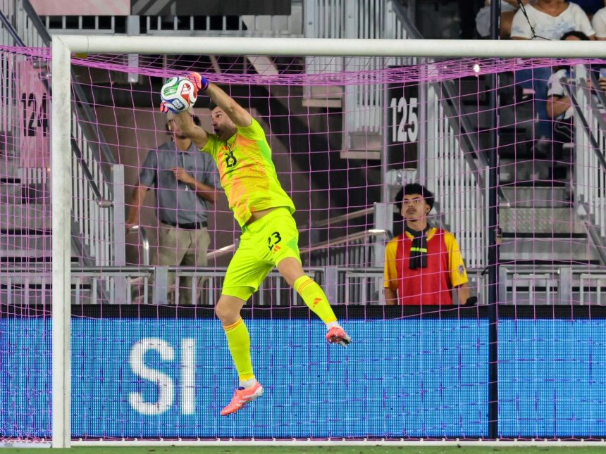 Dibu Martínez evita un gol insólito y se acerca a Chiquito Romero
