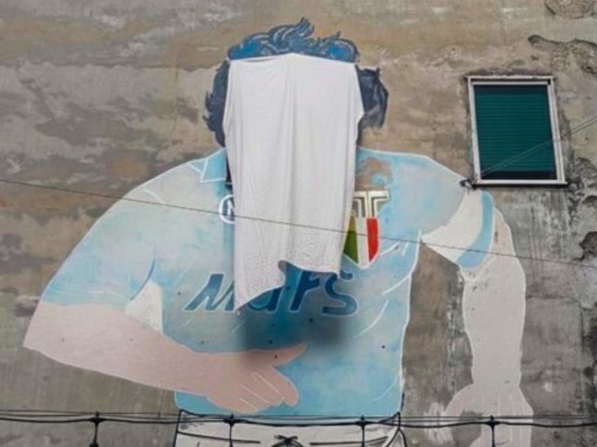 Controversia en Nápoles: Tapan mural de Maradona y comerciantes protestan