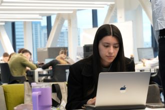 UADE impone nuevo código de vestimenta: ¿Limitación o estilo?