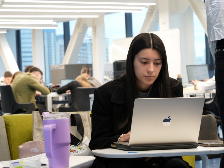 UADE impone nuevo código de vestimenta: ¿Limitación o estilo?