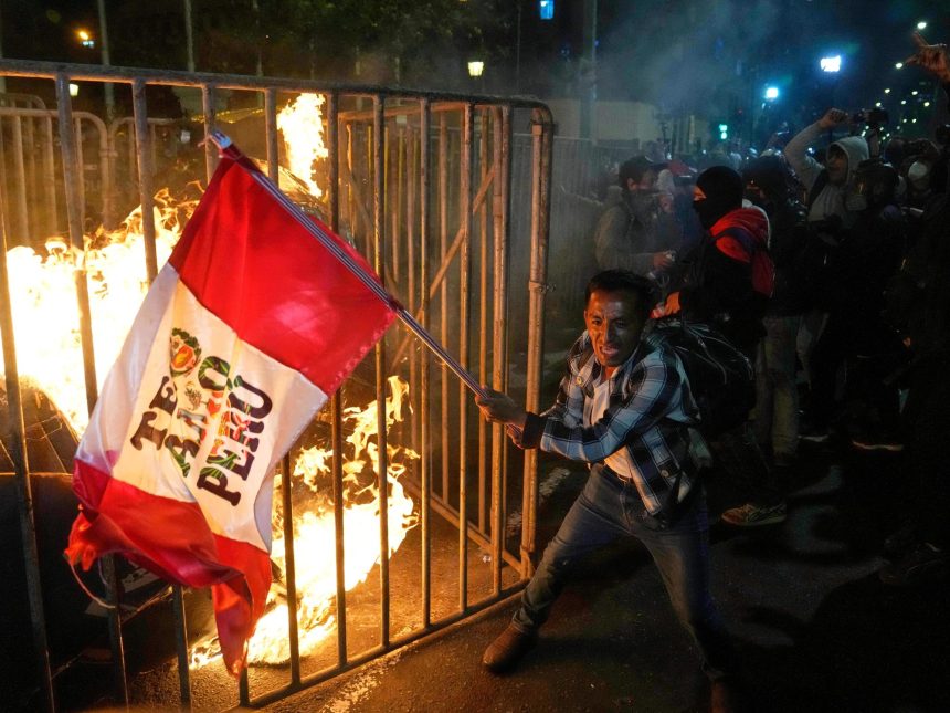 Perú declara estado de emergencia en Lima por protestas masivas