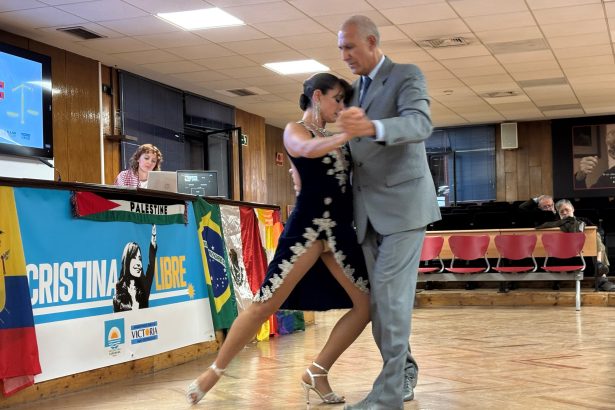 Celebración del 17 de octubre en Madrid: Tango y voces K en vivo