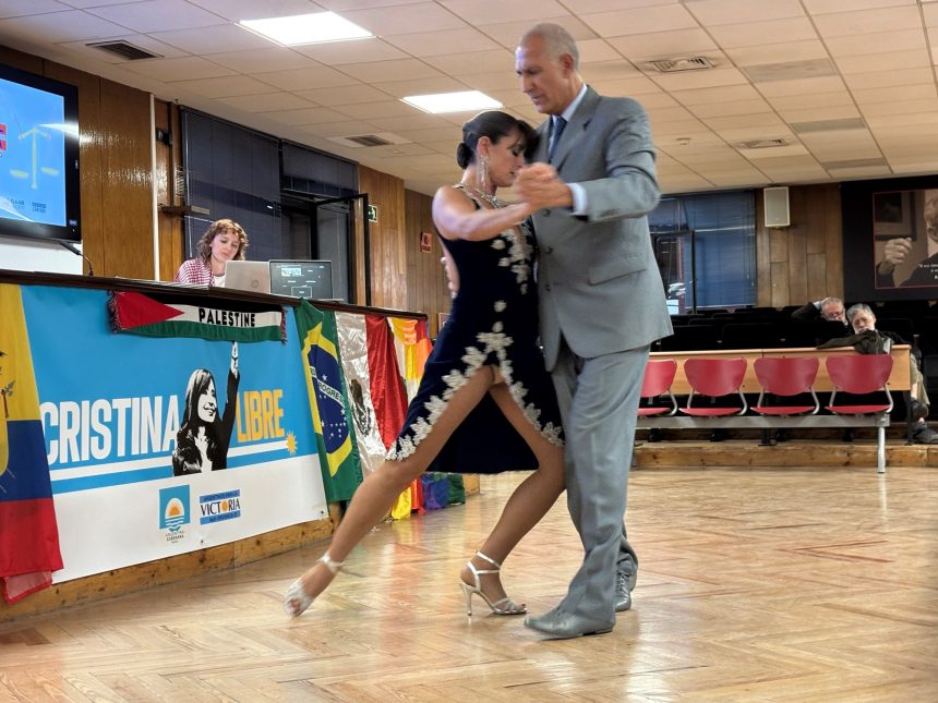 Celebración del 17 de octubre en Madrid: Tango y voces K en vivo