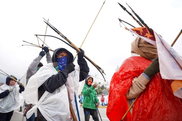 Protesta en Bogotá: Cuatro policías heridos por flechazos en embajada