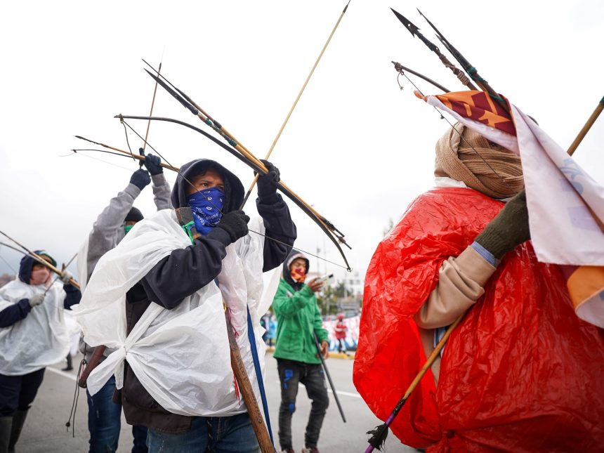 Protesta en Bogotá: Cuatro policías heridos por flechazos en embajada