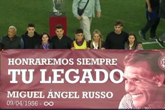 Emotivo homenaje de Lanús a Miguel Ángel Russo: familia y leyendas presentes