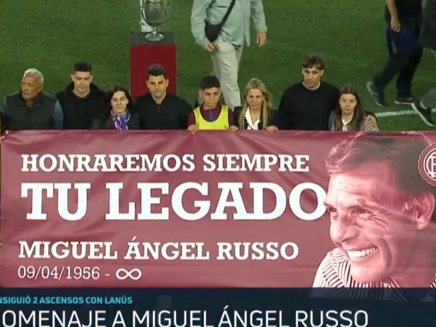 Emotivo homenaje de Lanús a Miguel Ángel Russo: familia y leyendas presentes