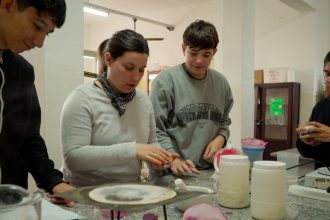 Docente cordobesa transforma clases de química en políticas sostenibles