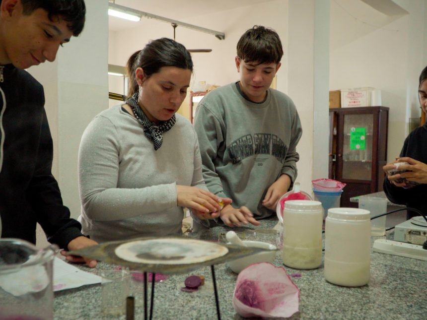 Docente cordobesa transforma clases de química en políticas sostenibles