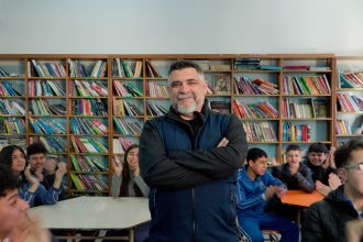 El profesor que transforma plazas en aulas de biología en Buenos Aires