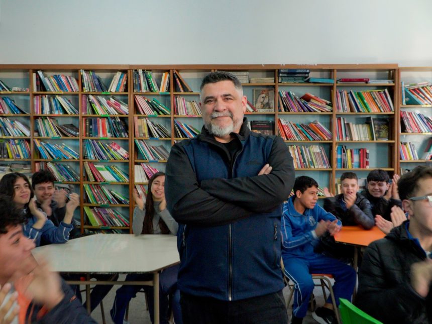 El profesor que transforma plazas en aulas de biología en Buenos Aires