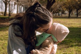 Descubre la Maternidad Huérfana: Un Viaje de Resiliencia y Amor