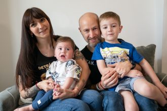 Felipe regresa a casa: su bebé supera un inédito trasplante de corazón