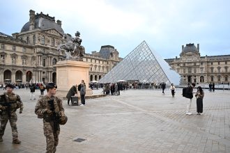 Impactante video: turista capta a ladrón del Louvre junto a joyas