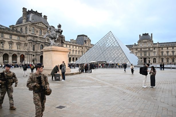Impactante video: turista capta a ladrón del Louvre junto a joyas