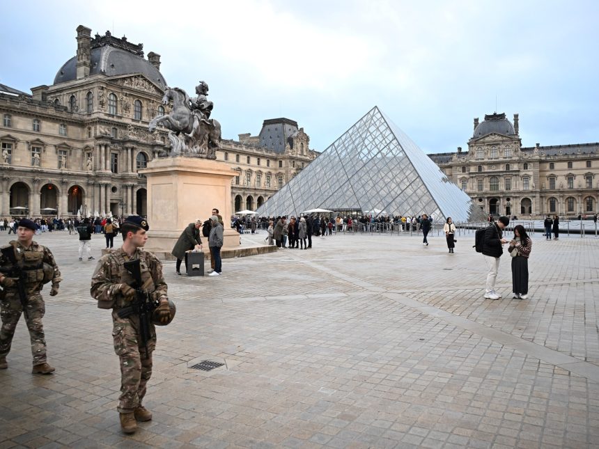 Impactante video: turista capta a ladrón del Louvre junto a joyas