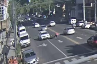 Atropellado tras reclamar a conductor de camioneta: Impactante suceso