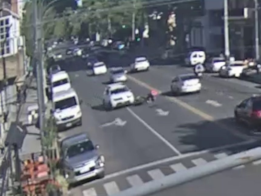 Atropellado tras reclamar a conductor de camioneta: Impactante suceso