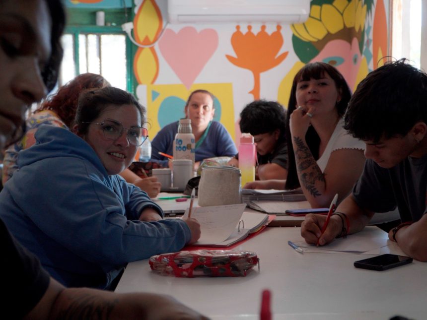 Orillas: La arquitecta rosarina que transforma fronteras con educación