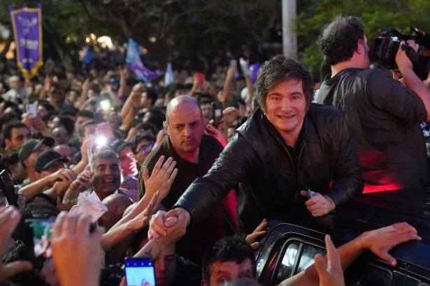 Milei cierra campaña en Córdoba: discurso impactante y caravana accidentada