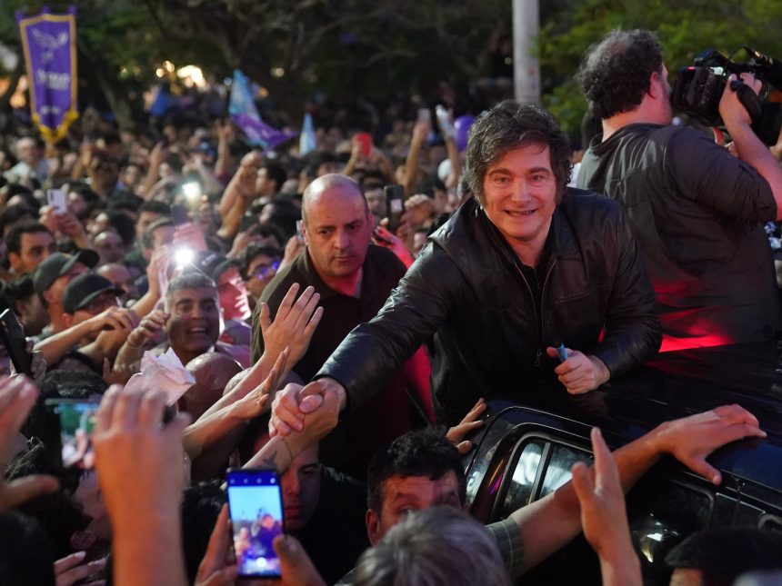 Milei cierra campaña en Córdoba: discurso impactante y caravana accidentada