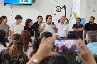 La Cámpora realiza acto de campaña en escuela con concejales y funcionarios