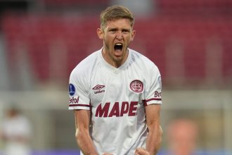 Lanús cede ventaja y empata con U de Chile en polémico final