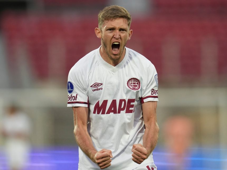 Lanús cede ventaja y empata con U de Chile en polémico final