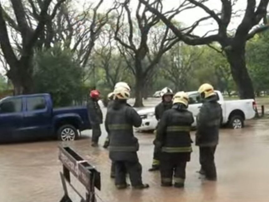 Emergencia en Bajo Belgrano: Caño maestro reventado inunda calles