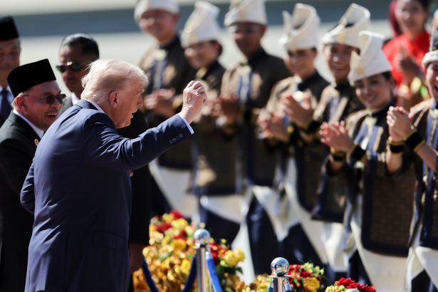 Donald Trump deslumbra en Malasia: ¡Baile y alfombra roja!