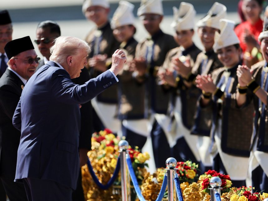 Donald Trump deslumbra en Malasia: ¡Baile y alfombra roja!