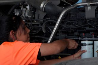 Docente transforma vidas: Capacita a mujeres en oficios esenciales