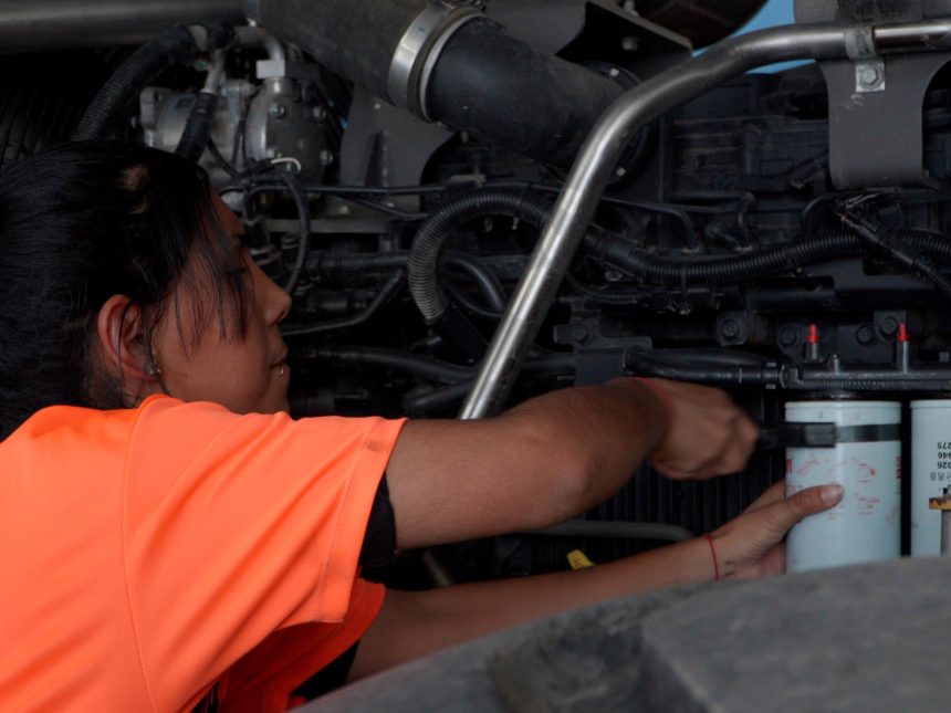 Docente transforma vidas: Capacita a mujeres en oficios esenciales