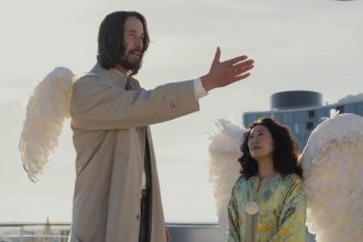 Keanu Reeves brilla en la comedia como un ángel torpe en ‘Cuando el cielo se equivoca