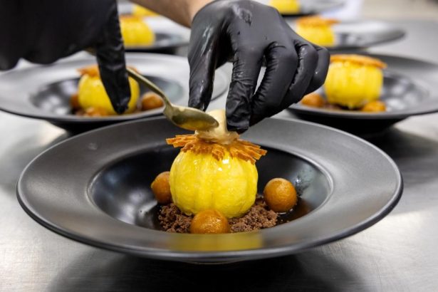 Descubre los Mejores Pasteleros: Postres y Esculturas de Chocolate