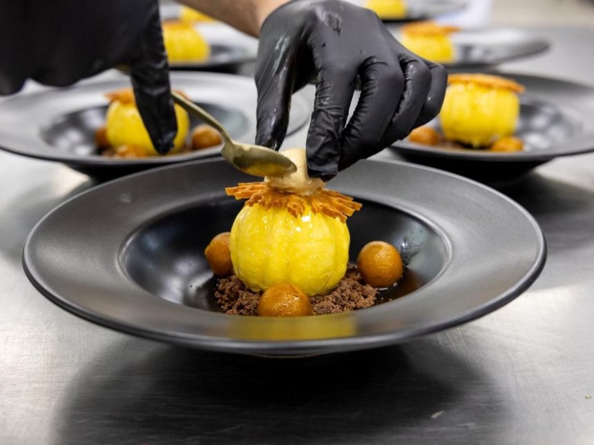 Descubre los Mejores Pasteleros: Postres y Esculturas de Chocolate