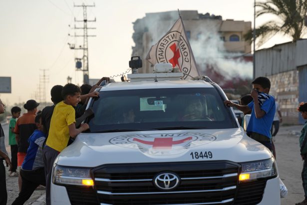 Israel entrega cuerpos de 30 palestinos tras liberar rehenes