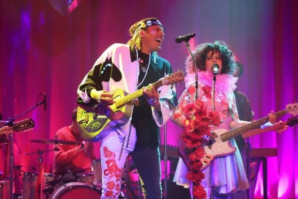 Arcade Fire: Amor y Negocios en Crisis, pero la Música Sigue Firme