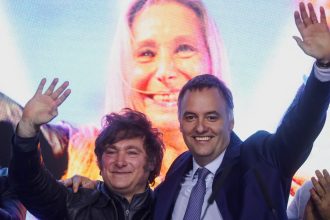 Manuel Adorni: De vocero a líder del gabinete en un sorprendente ascenso