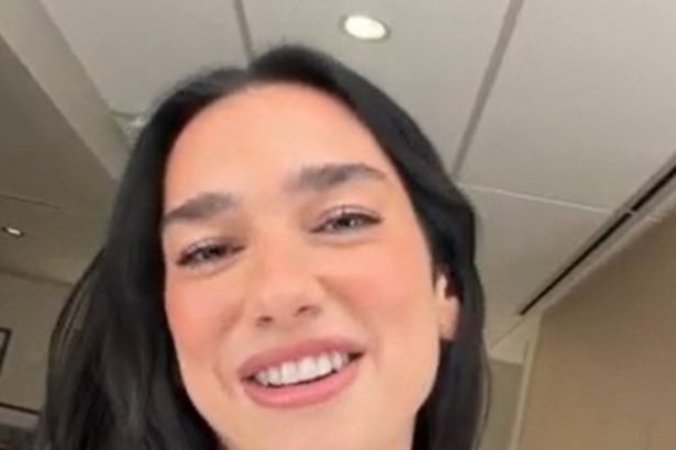 Dua Lipa Brilla en la Marcha del Orgullo con un Mensaje Especial