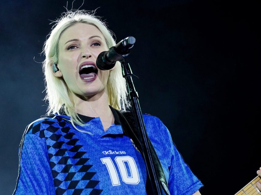 Linkin Park Impacta: Nueva Vocalista Conquista Fans y Rinde Homenaje a Maradona