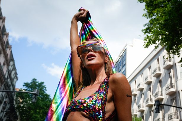 Deslumbrante Marcha del Orgullo Gay: Fiesta, Brillo y Reclamos