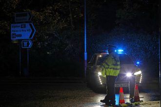 Impactante ataque a puñaladas en tren del Reino Unido: 10 heridos