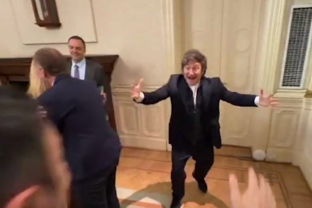 Javier Milei y su sorprendente entrada al Gabinete: ¡abrazos y ritmo!