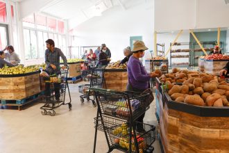 Sin ayuda del gobierno: el drama alimentario de millones en EE.UU