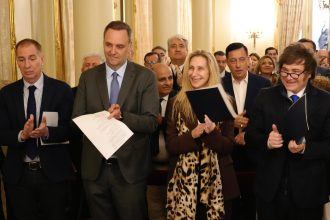 Javier Milei se une a evangélicos: emotiva oración en la Casa Rosada