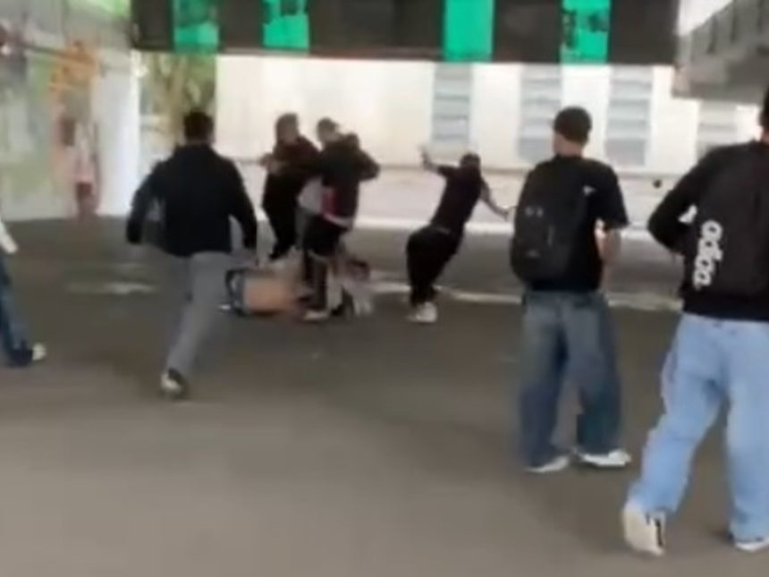 Impactante pelea en colegio de La Plata: jóvenes agredidos y heridos