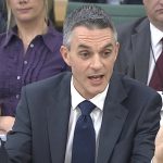 Escándalo en la BBC: Dimiten dos directores por manipulación de Trump