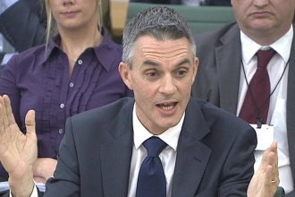 Escándalo en la BBC: Dimiten dos directores por manipulación de Trump