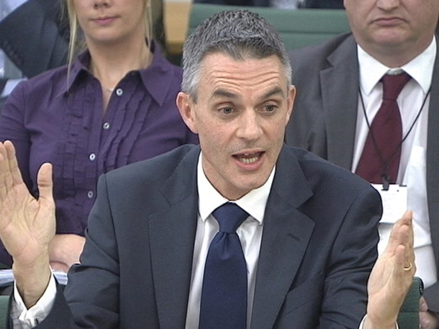 Escándalo en la BBC: Dimiten dos directores por manipulación de Trump